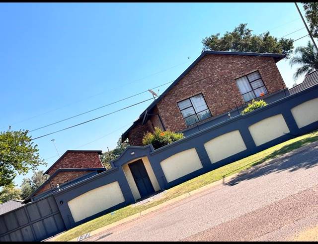 10 BEDROOM HOUSE FOR SALE IN NEWLANDS